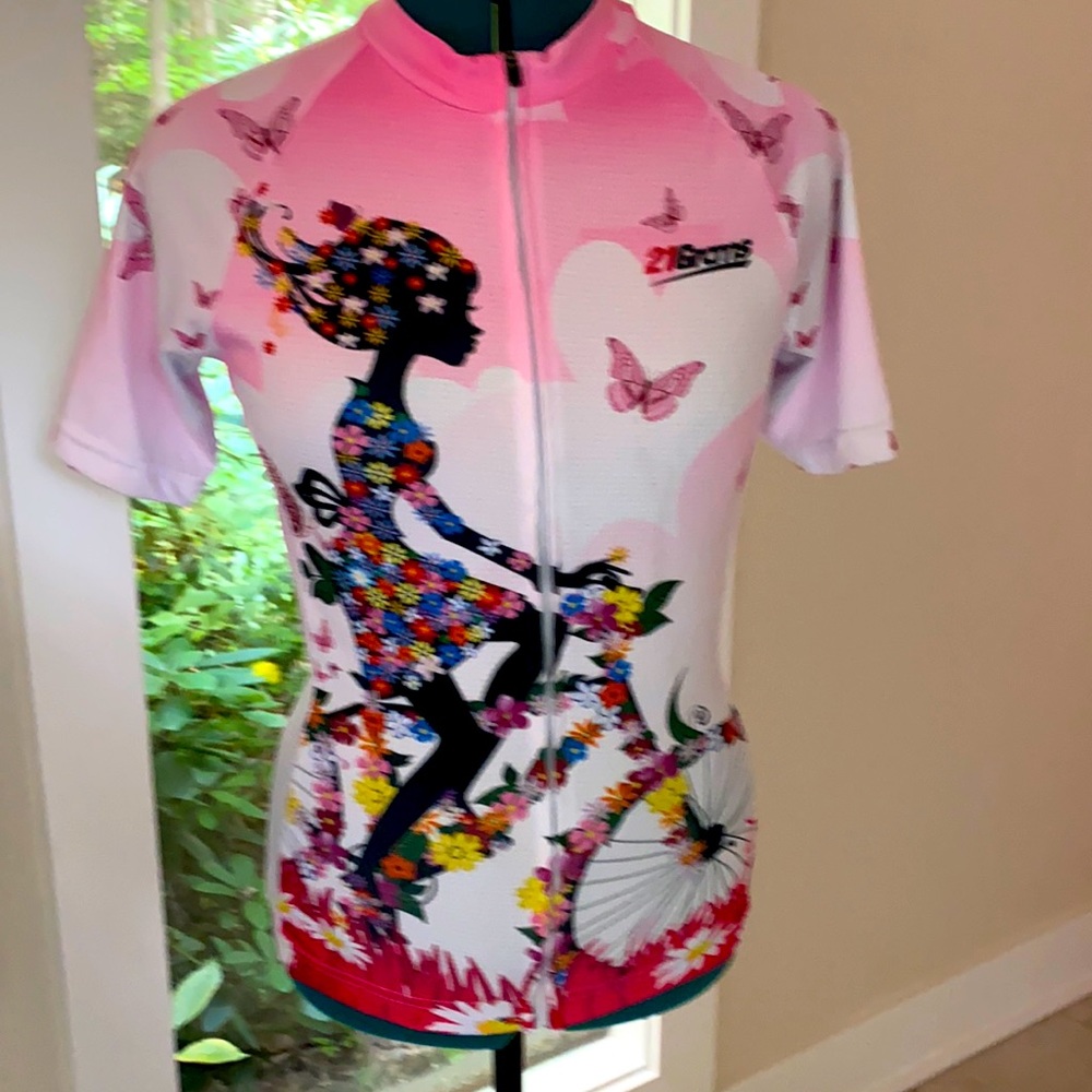 This is an adorable cycling or sport top.